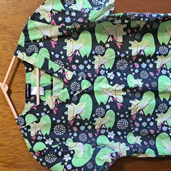 Scrub Studio Frog Scrub Top Size Medium - Picture 2 of 7